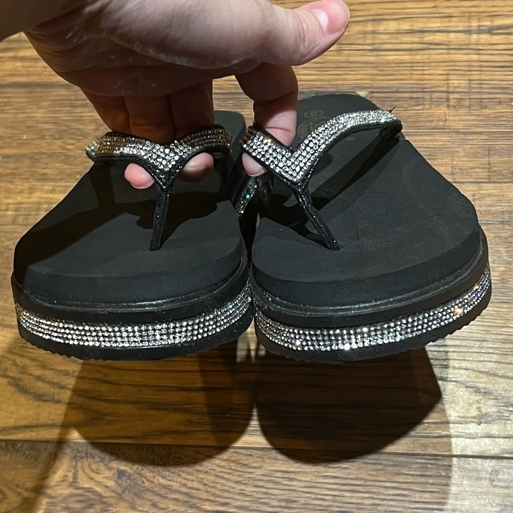Bolaro Flip Flops Size 9 - Picture 2 of 8